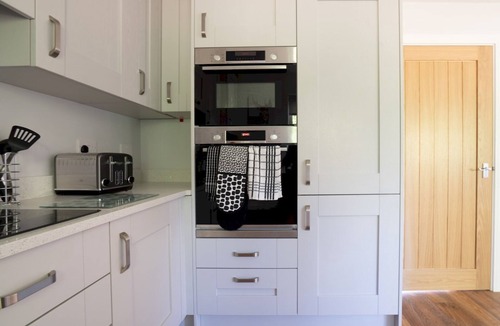 Ebrington House | The Stables - Stylish cottage | hot tub | parking - Pass the Keys
