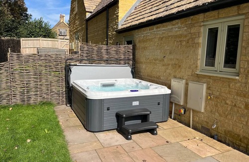 Ebrington House | The Stables - Stylish cottage | hot tub | parking - Pass the Keys