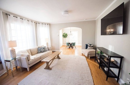 West Allis House | The Stallis Palace: Large 3BR House