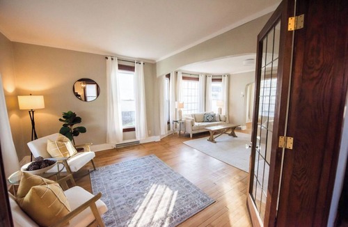 West Allis House | The Stallis Palace: Large 3BR House