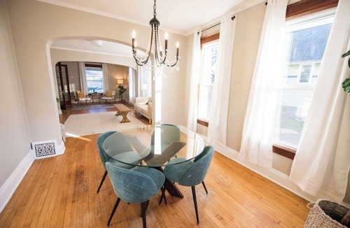 West Allis House | The Stallis Palace: Large 3BR House