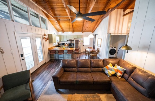 Higden House | “The Sugarloaf Mountain Cabin” A Charming Lakefront Escape!
