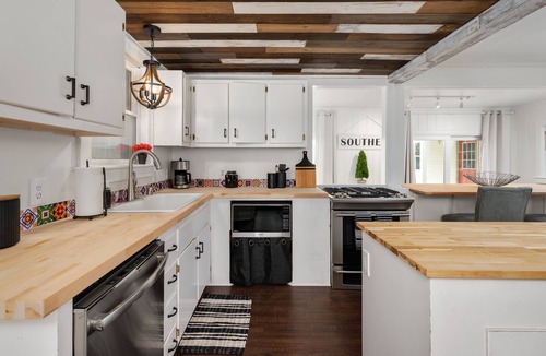 Nolensville House | The Suite Retreat With Large Lounge Space