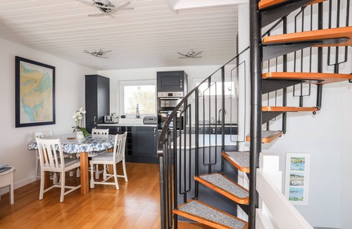 Y Felinheli Cottage | THE SUMMERHOUSE, family friendly, with a garden in Y Felinheli