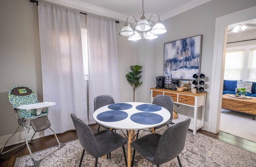 Lee's Summit House | The Summit Cottage – Chic 2BR Near Downtown Lee's Summit