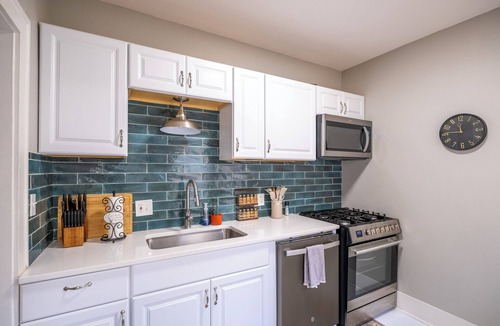 Lee's Summit House | The Summit Cottage – Chic 2BR Near Downtown Lee's Summit