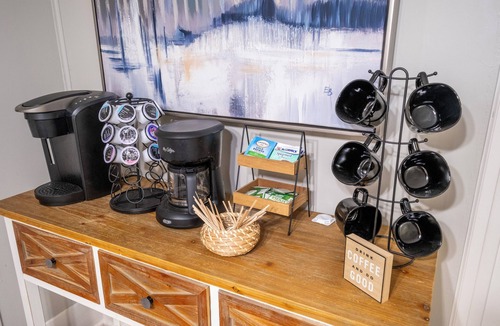 Lee's Summit House | The Summit Cottage – Chic 2BR Near Downtown Lee's Summit