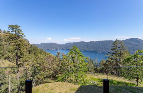 Malahat Apartment | The Summit Room suite – Breathtaking Fjord View at the Summit House.