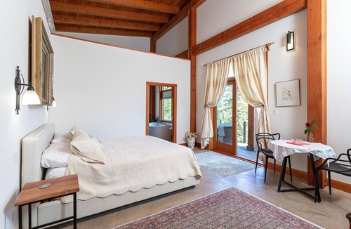 Malahat Apartment | The Summit Room suite – Breathtaking Fjord View at the Summit House.