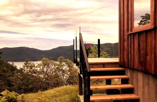 Malahat Apartment | The Summit Room suite – Breathtaking Fjord View at the Summit House.