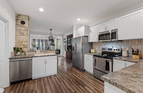 Sheboygan House | The Suncatcher- Steps to Lake Michigan. Pet Friendly & Fully Fenced