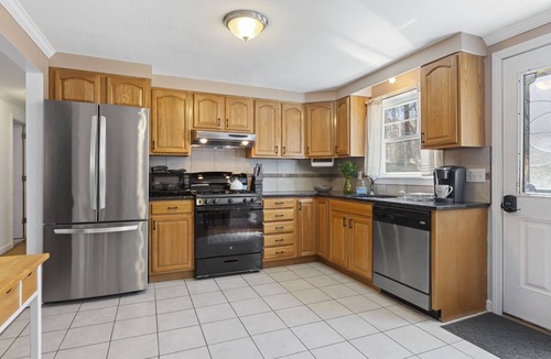 West Hyannisport House | The Sunshine Cape Family/DogFriendly GameRoom Outdoor Shower