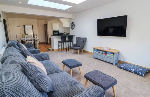 Swanage House | THE SWANAGE RAIL LOOKOUT, pet friendly, with a garden in Swanage