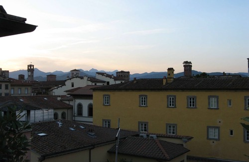 Lucca Historical Center House | THE TERRACE BETWEEN THE TOWERS