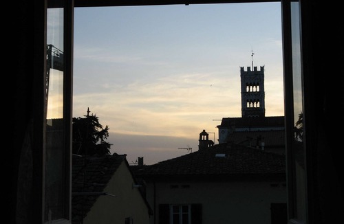 Lucca Historical Center House | THE TERRACE BETWEEN THE TOWERS
