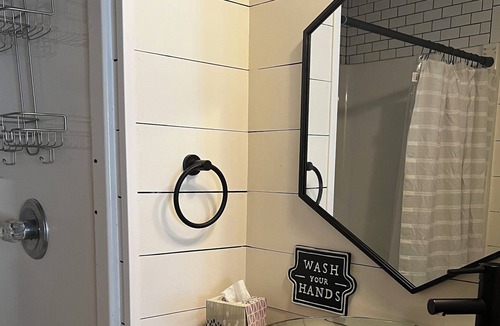 Cape Girardeau House | THE THOMAS! Large, Private home-Salon and shop included, Perfect for parties!