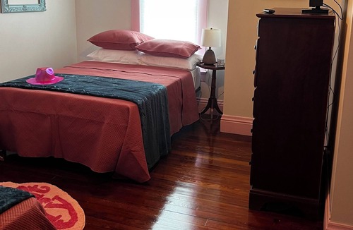 Cape Girardeau House | THE THOMAS! Large, Private home-Salon and shop included, Perfect for parties!
