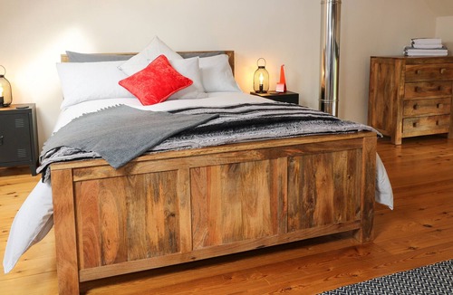 Sticklepath Cottage | THE THRESHING BARN, romantic, with pool in Okehampton