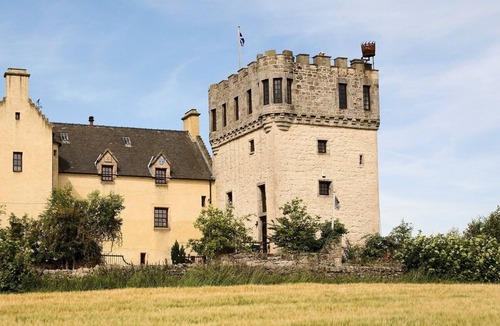 Airth House | The Tower at Plane Castle-Sleeps 4-Pets Ok-Parking