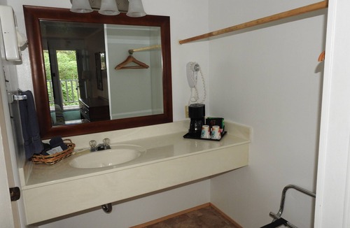 Eureka Springs Hotel | The Trails Inn