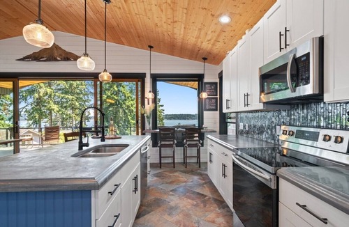 Allyn-Grapeview House | The Treasure Trove - A Dog-Friendly Waterview Gem