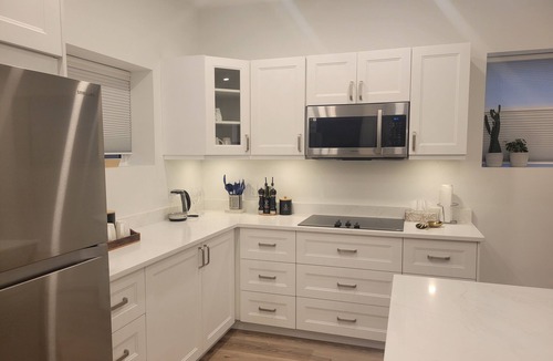 Langford House | The Tree Nest - Modern private suite 5 minutes to golfing, lakes and amenities