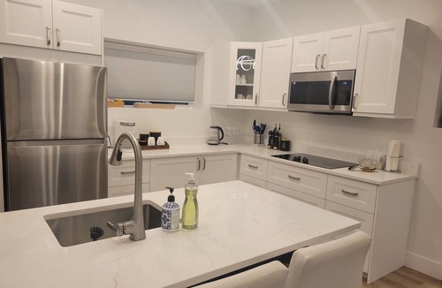 Langford House | The Tree Nest - Modern private suite 5 minutes to golfing, lakes and amenities