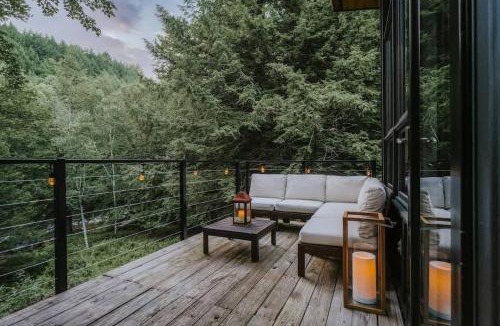 Waitsfield House | The Treehaus midcentury retreat and Mad River access