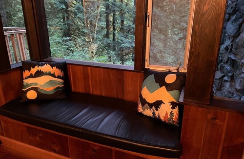 North Bend Cabin | The Treehouse~ Private & secluded but close to town!