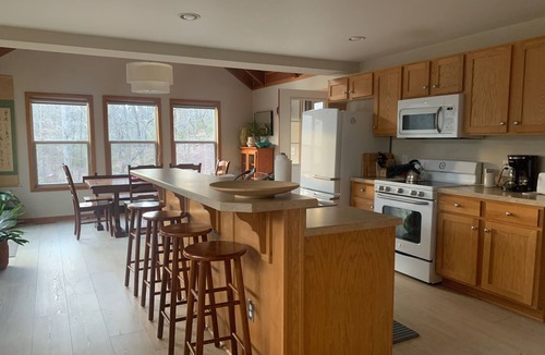 Berkeley Springs House | The Treehouse Retreat: Come Enjoy Contemporary Charm Amidst Woodland Serenity