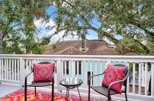 Savannah Victorian District Apartment | The Treehouse Walk to Forsyth Balcony