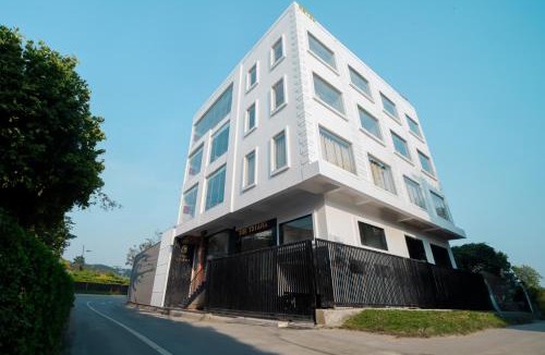 Mahmoorganj Hotel | The Triana