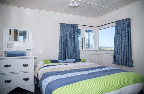 Glenburn House | The true kiwi bach experience,5 meters from the coastline