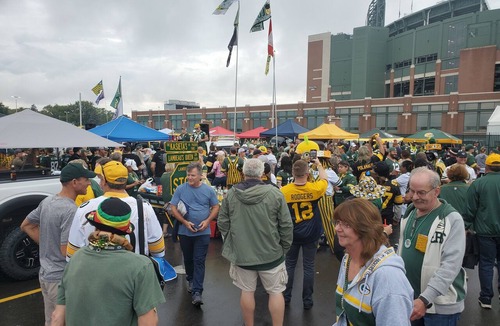 Green Bay House | THE TUNDRA HOUSE IS OPEN! ND vs, WISCONSIN & PACKER SEASON! 1 BLOCK FROM LAMBEAU