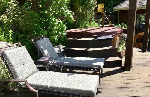 Tuwanek Cabin | The Tuwanek Bed and Breakfast