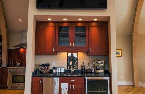 Silver Lake House | The Ultimate Group Escape: Private Mountain w Hot Tub, Pool Table, Massage Chair