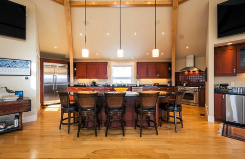 Silver Lake House | The Ultimate Group Escape: Private Mountain w Hot Tub, Pool Table, Massage Chair