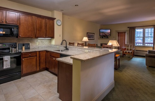 Hunter Hotel | The ultimate resort experience. Pool, hot tub, sauna, steam room, exercise room.