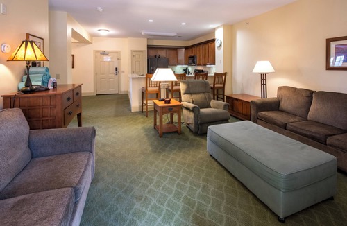 Hunter Hotel | The ultimate resort experience. Pool, hot tub, sauna, steam room, exercise room.
