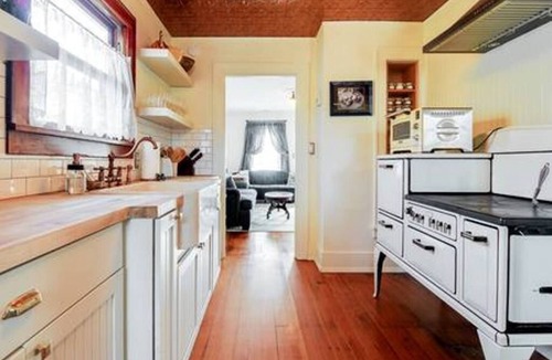 Newberg Cottage | The Valley Wine Cottage - Walk to tasting rooms and cute downtown Newberg