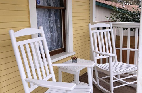 Newberg Cottage | The Valley Wine Cottage - Walk to tasting rooms and cute downtown Newberg