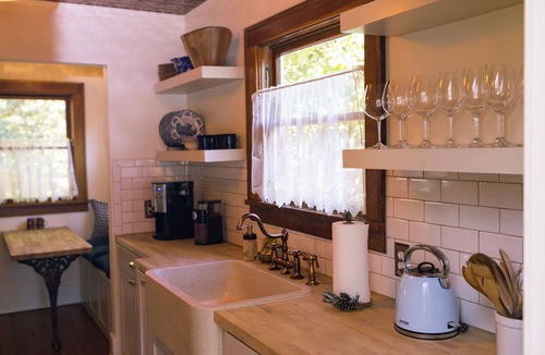 Newberg Cottage | The Valley Wine Cottage - Midterm Rental for Winemakers/George Fox Alumni, etc.