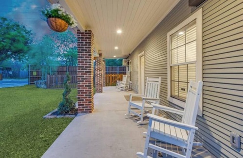 Denton Apartment | The Vanderbilt Mansion Apt 7 Near Downtown and TWU