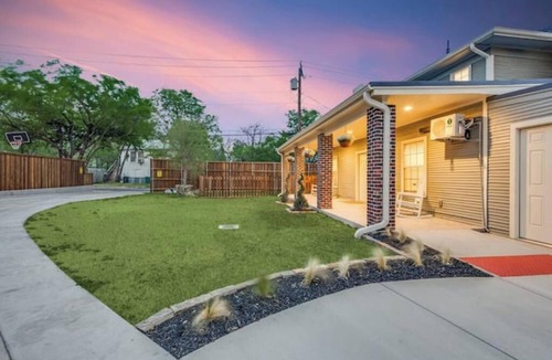 Denton Apartment | The Vanderbilt Mansion Apt 11 Near Downtown and TWU