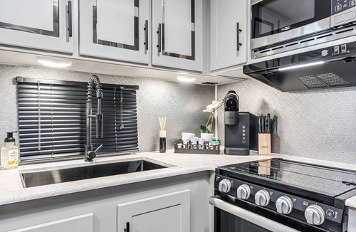 Martinez House | The Vibe -Modern Camper - Walk to Downtown