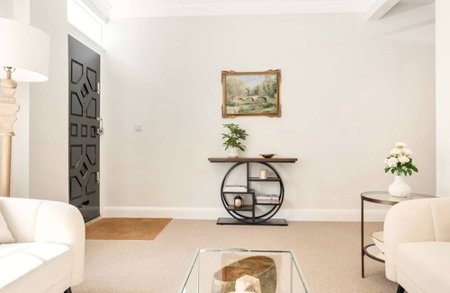 Belgravia Condo | The Victoria Villa by Madestays