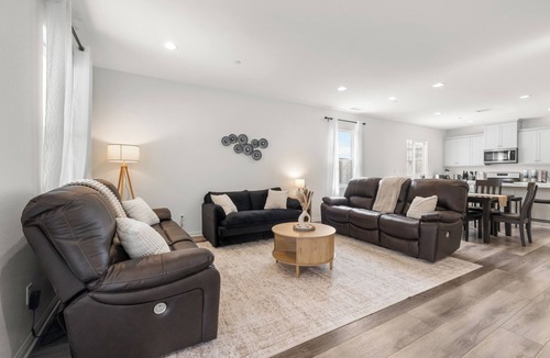Victorville House | The Victorvilla - 5BR Retreat, Near Mall & Freeway