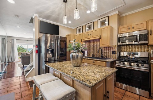 Pittsburgh House | The View 412