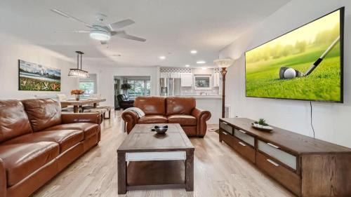 Alhambra House | The Village Cottage with Hot Tub