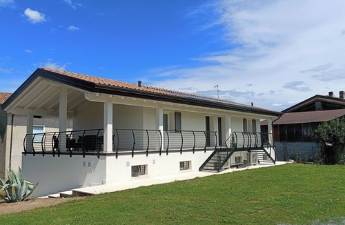 Castelnuovo del Garda Apartment | The vineyard- Accommodations 5 minutes from Gardaland, in the quiet among vineyards and olive trees.